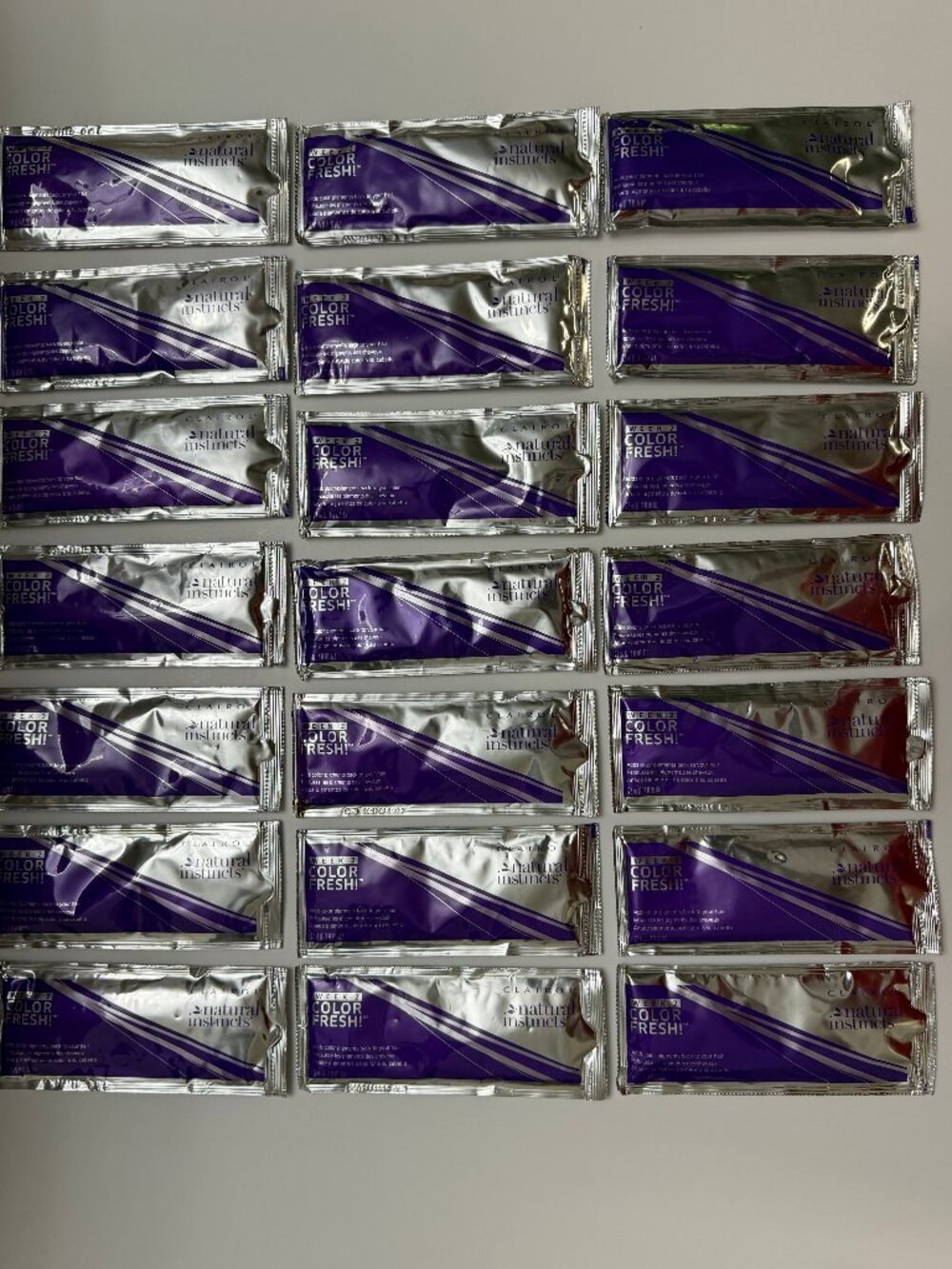 Lot of 21 Clairol Natural Instincts Week 2 Color Fresh Treatments – 0.74 oz Each - Picture 3 of 3